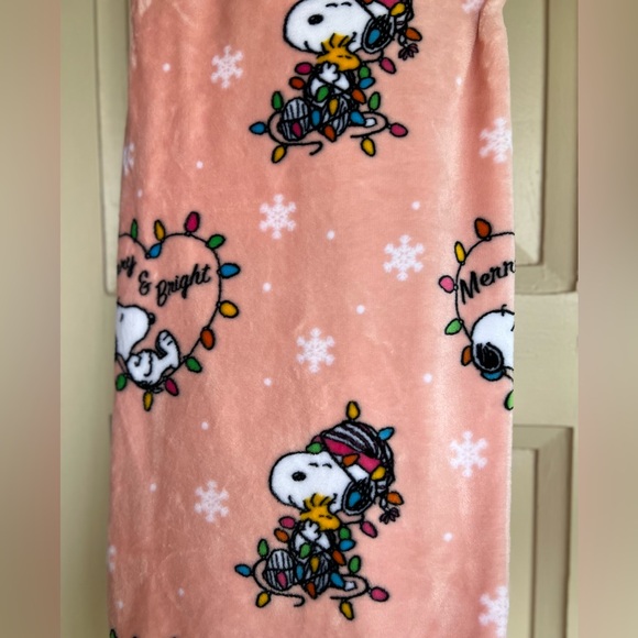 Peanuts Snoopy Woodstock Merry Christmas & Bright Pink Blanket NEW - Picture 2 of 5